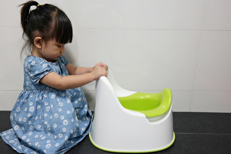 Tập cho bé tự ngồi bô đi vệ sinh rất cần thời gian